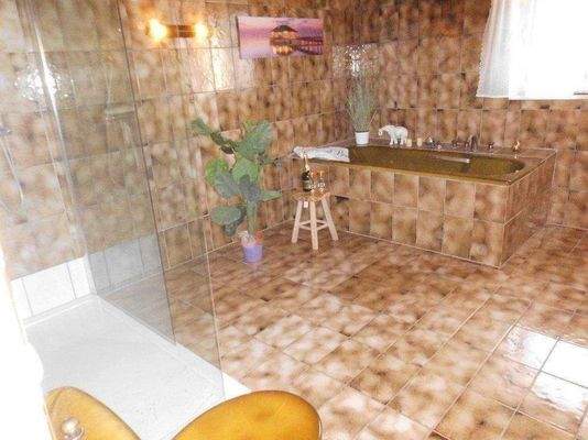 Badezimmer mit Badewanne.JPG