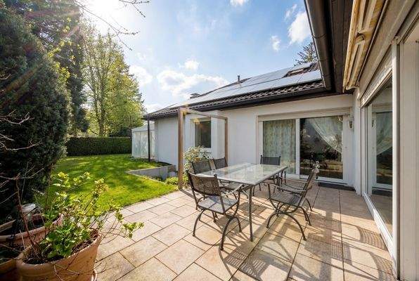 Südterrasse  (KI-Frühling)