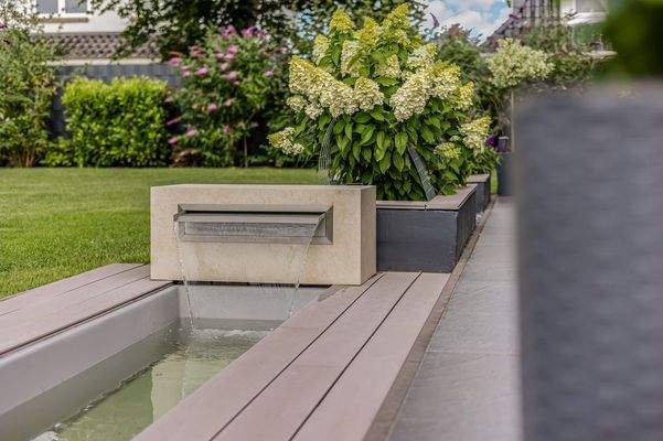 Entspannendes Wasserbecken mit Wasserfall