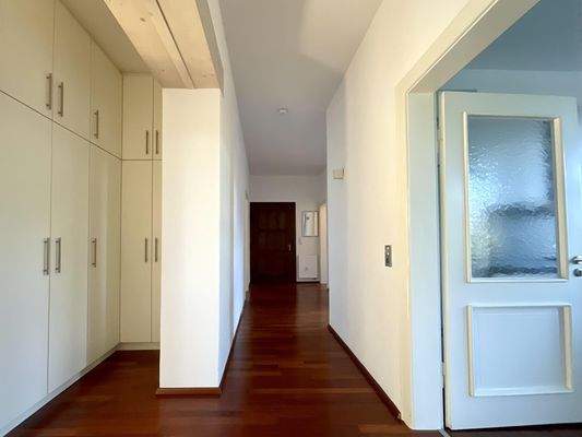 Flur mit Einbauschrank