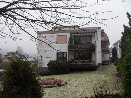 Hausansicht mit Balkon