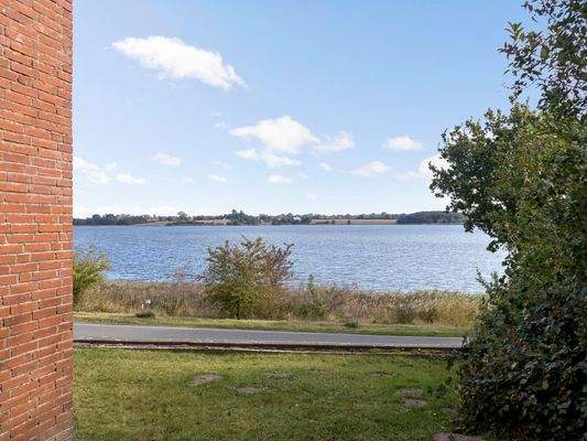 Blick von der Westseite aufs Wasser