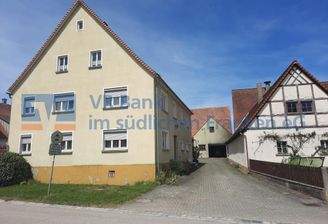 Haus und Hofeinfahrt