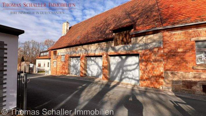 Scheune - Seitenansicht und Garagen 