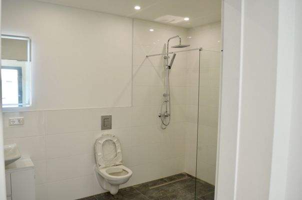 Großes Badezimmer mit bodentiefer Dusche 