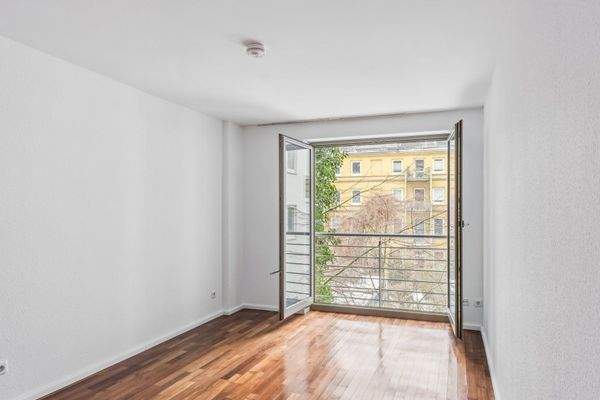 Schlafzimmer mit bodentiefen Fenstern