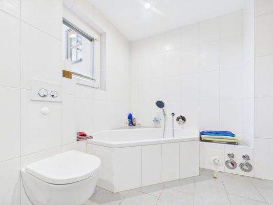 Badezimmer (MFH, WHG 1)