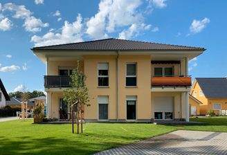 Mehrfamilienhaus in Seenähe