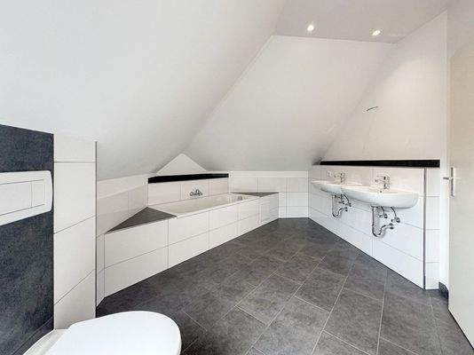 Das große Badezimmer mit Badewanne