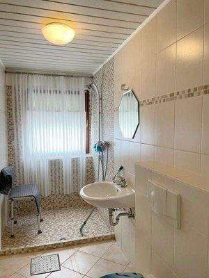 Bad mit ebenerdiger Dusche