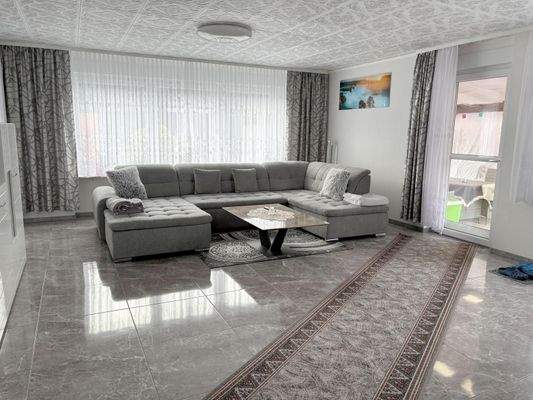 großes Wohnzimmer ...