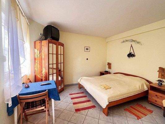 App Hof links Zimmer.jpg