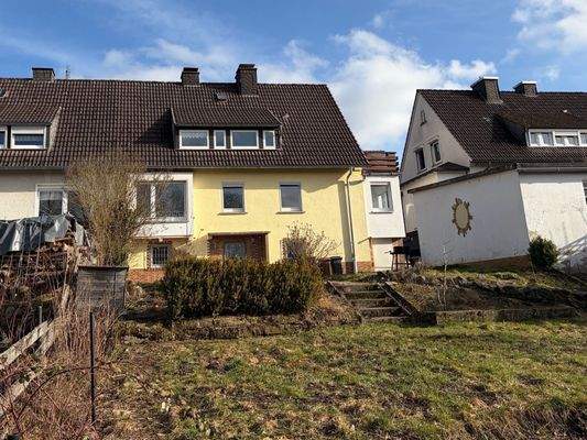 Grundstücksansicht mit Blick aufs Haus