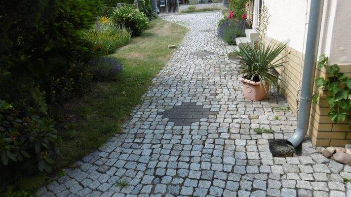 gepflasterte Zuwegung