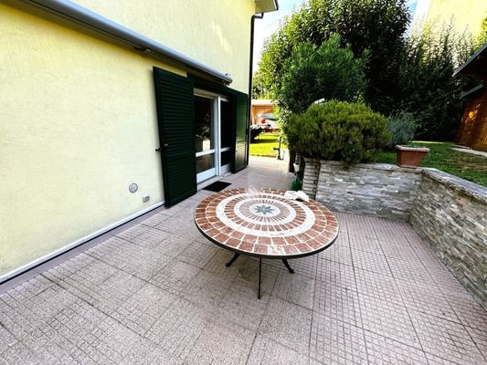 Großzügige Terrasse mit Markise