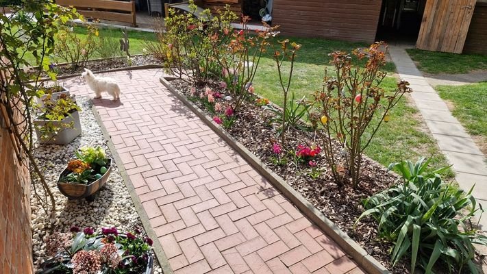 Weg mit Blumenbeete