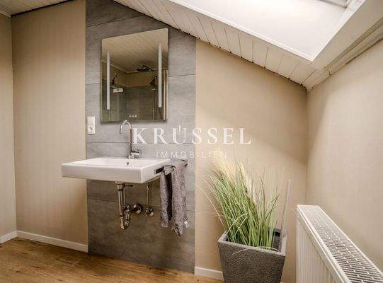 Ein weiteres Badezimmer ergänzt das Obergeschoss