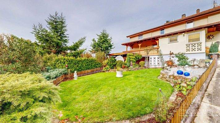 Garten mit Hausansicht