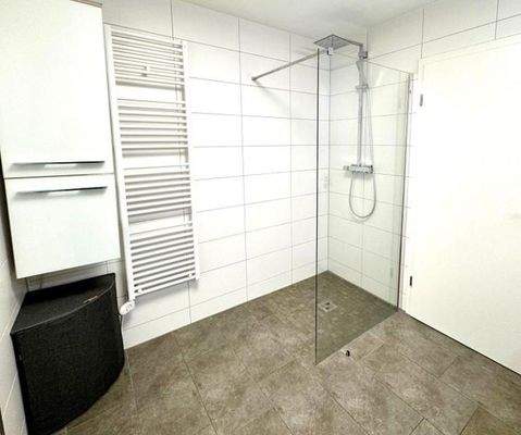 Große bodengleiche Dusche