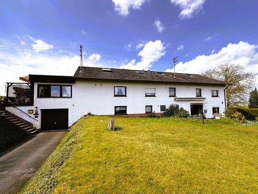 Frontansicht mit großem Garten