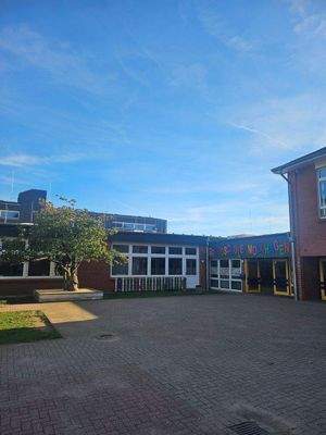 Nahegelegene Grundschule und Kindergarten