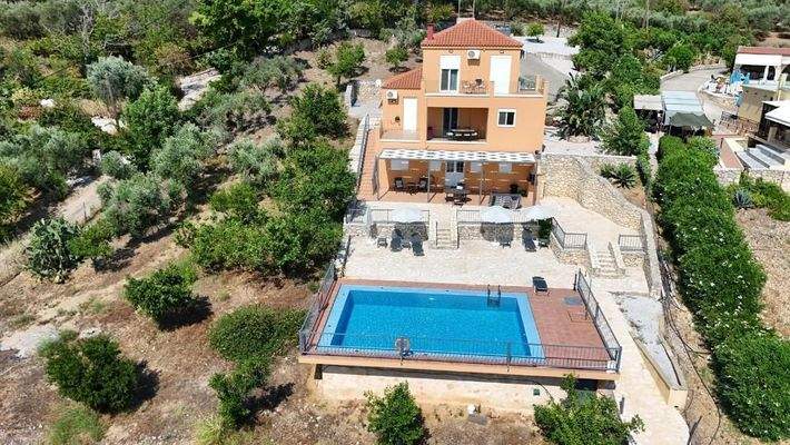 Kreta, Kournas: Spektakuläre Villa mit Tennisplatz nahe des Kournas-Sees zu verkaufen