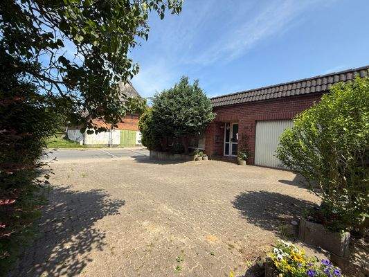 Garage und Ehemaliger Eingang Büro