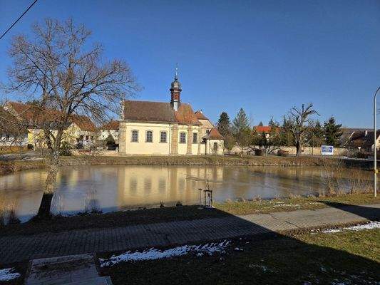 Ausblick vom Wohnhaus auf die Kirche und dem See
