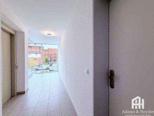 Treppenhaus mit Fahrstuhl