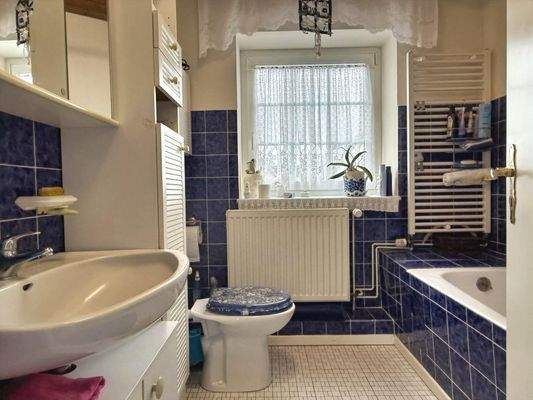 Tageslichtbad mit Wanne im Dachgeschoss