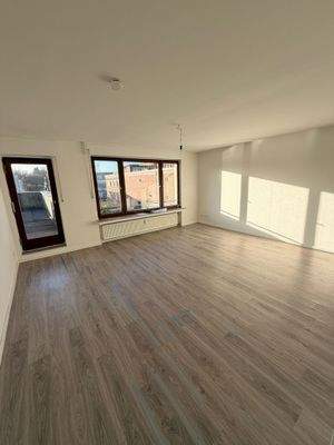 Helles Wohnzimmer mit Balkon