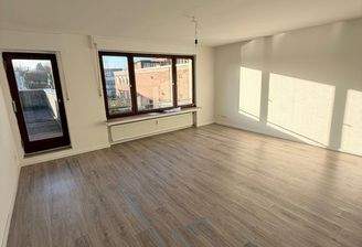 Helles Wohnzimmer mit Balkon