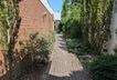 Blick vom Carport zum Eingang