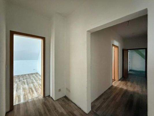 Flur Blickrichtung Eingangstür und Schlafzimmer