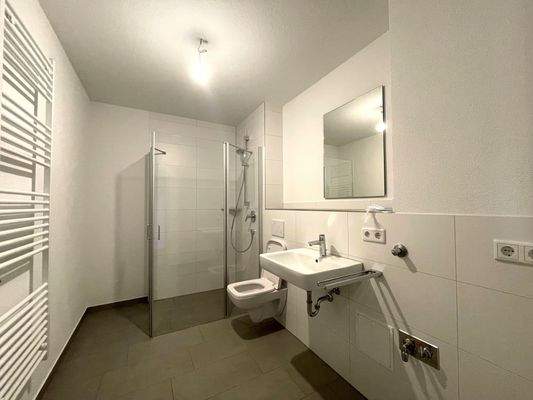 Bad mit Dusche/WC und Waschmaschinenanschluss