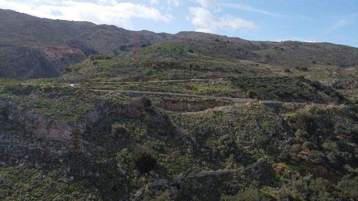 Kreta, Malaxa: Grundstück mit Blick auf Meer und Stadt zu verkaufen