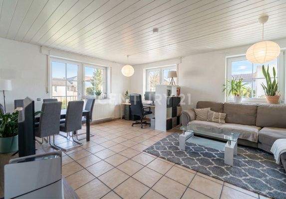 Wohnzimmer mit Zugang zum Balkon