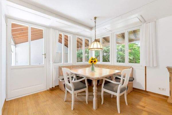 Esszimmer mit Zugang zur Terrasse (visuell)