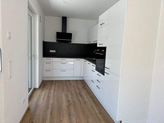 Küche mit Zugang zum Balkon