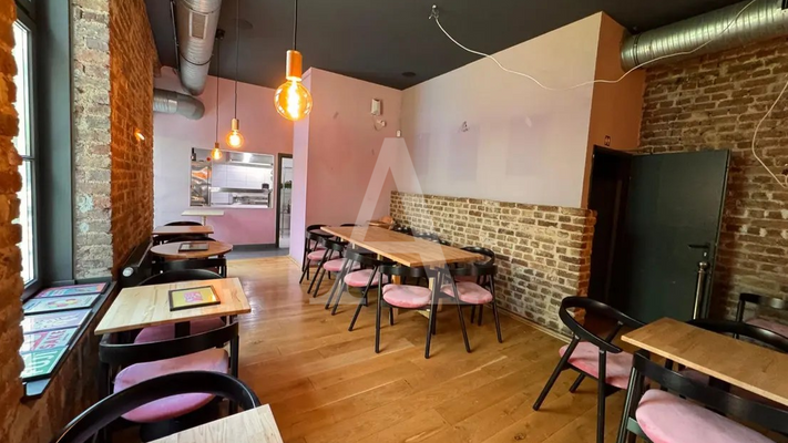 Gastraum anschließende Küche