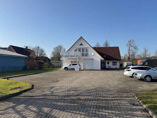 Viele Parkplätze, oder Abstellflächen für Container uvm.