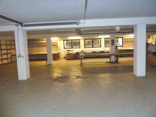 Bürotrakt mit anfahrbarer Unterkellerung und Aufzug