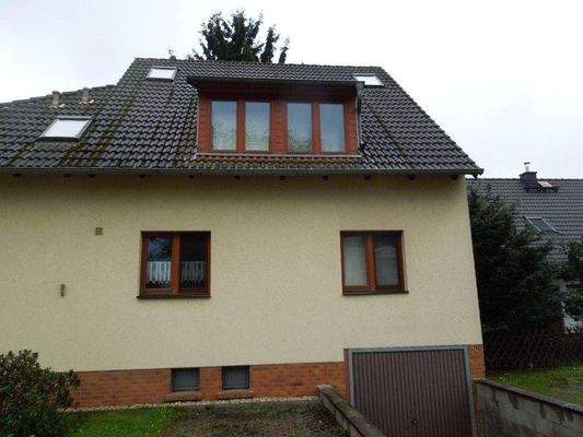 Straßenansicht mit Garageneinfahrt