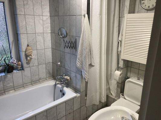 Bad mit Wanne und Dusche