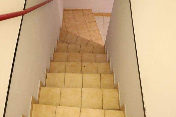 Massive Steintreppe Keller