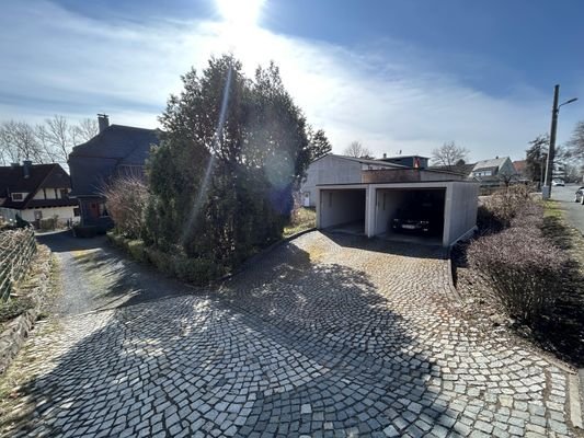 Garagen und Zufahrt zum Wohnhaus