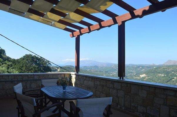 Steinhaus mit Blick auf das Meer und die Schlucht