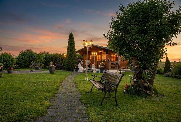 Abendsicht Grill mit Gartengebäude