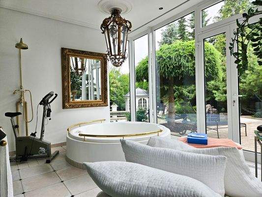 Pool mit Wellnessbereich