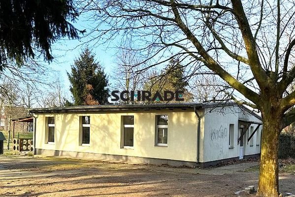 ...dazu ein weiteres massives Gebäude